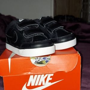 Black toddler Nike shoes